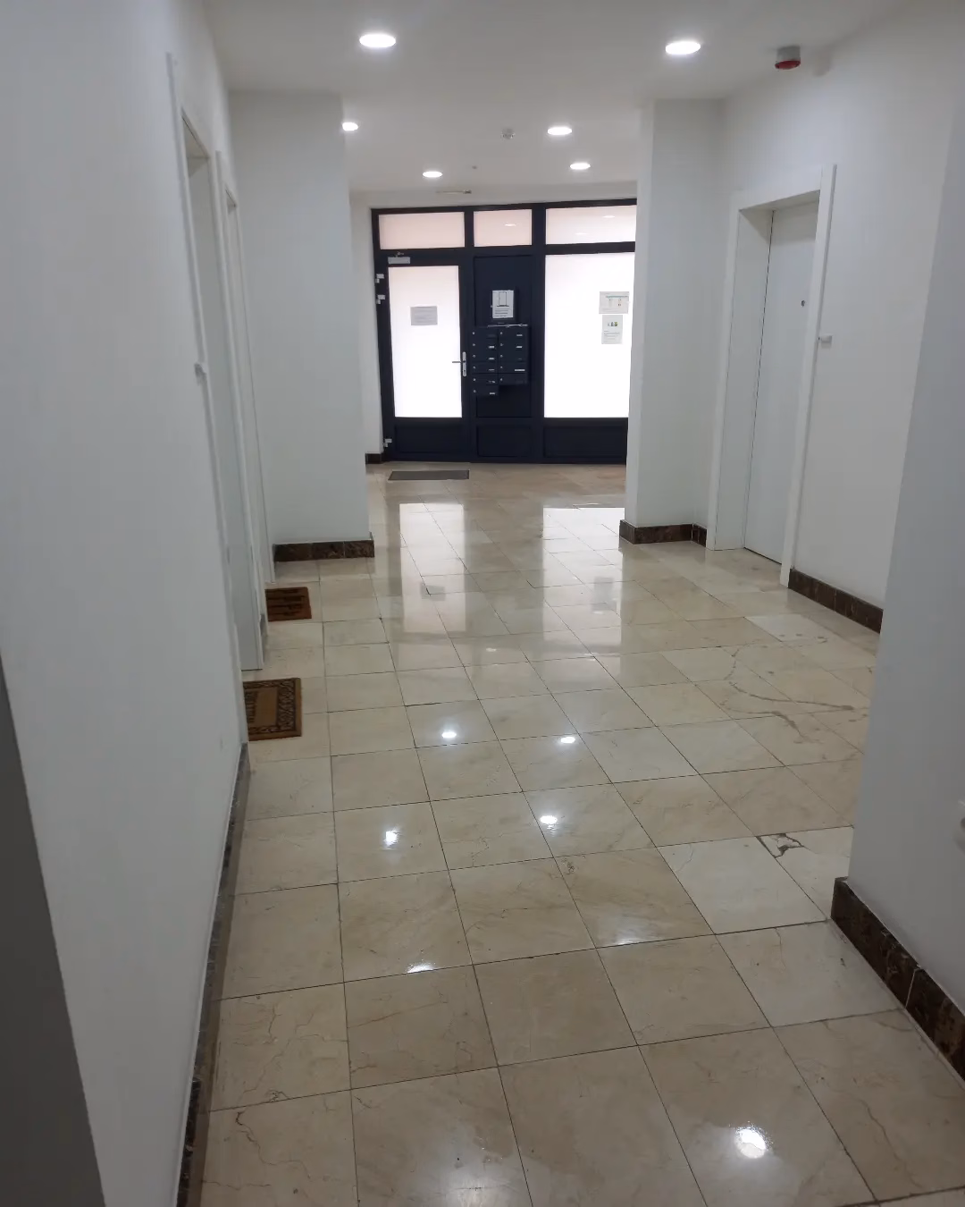 Nettoyage hall entrée Uccle - Saba Cleaning